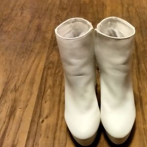 Bamboo size 6 white ankle boots